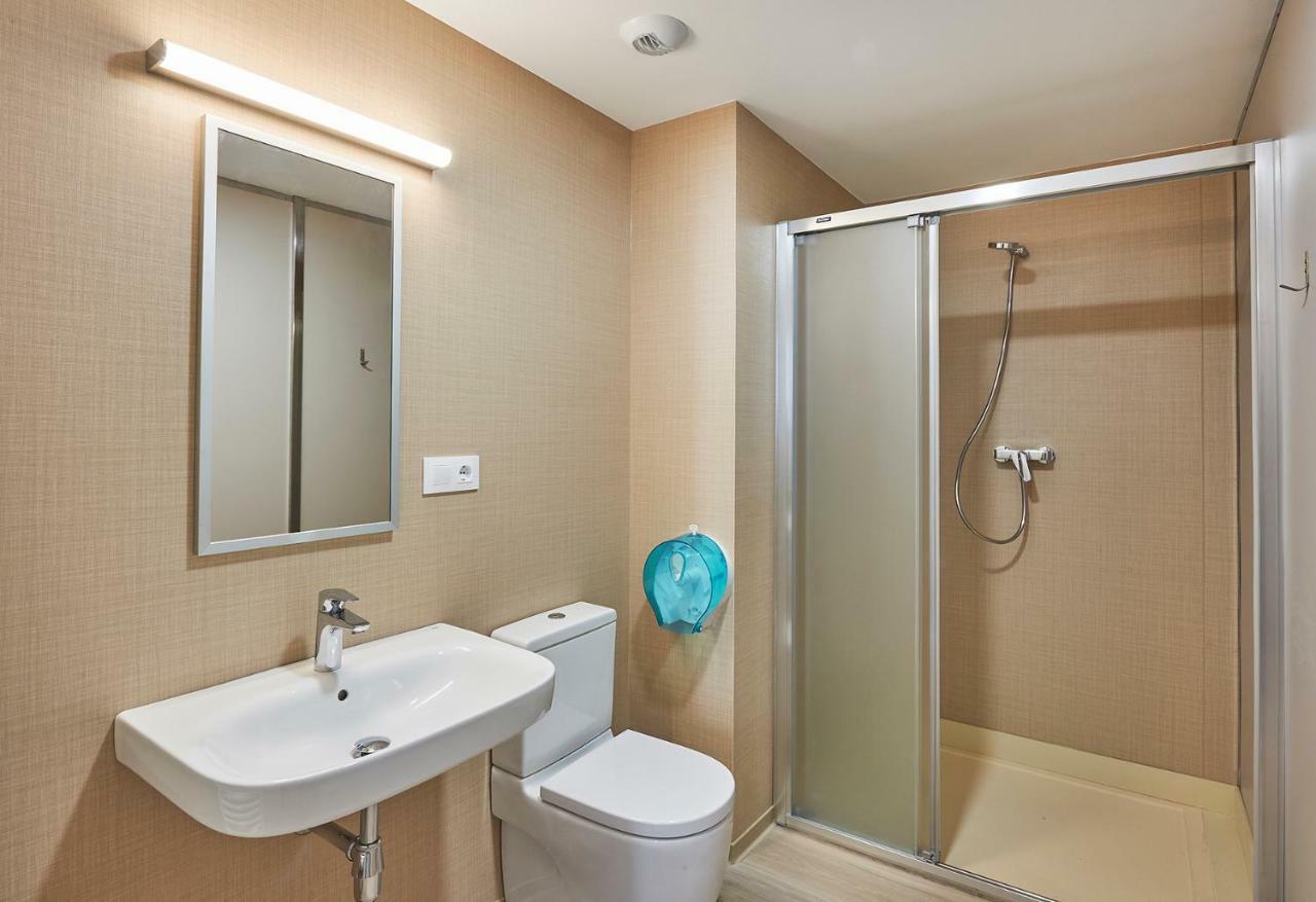 Alberg Abat Oliba Monistrol de Montserrat Dış mekan fotoğraf A modern bathroom with a shower enclosure